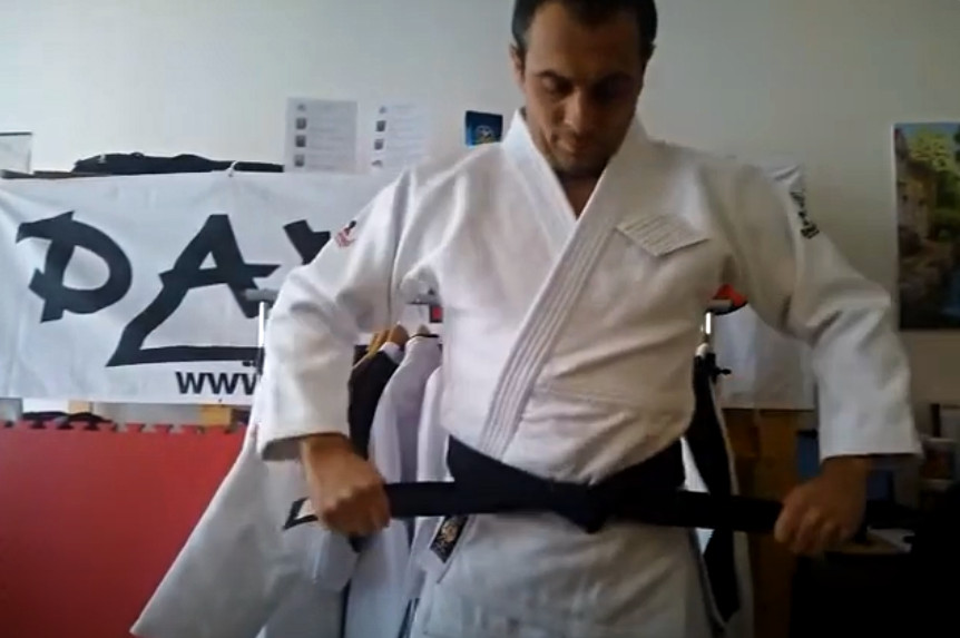 Jak správně zavázat pásek ke kimonu?